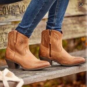 Ariat Women’s Darlin Western Boot Size 8 like new condition